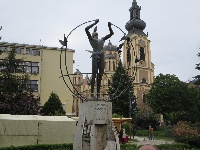 Symbol på byens multikultur. Bagved ses den serbisk-ortodokse katedral.