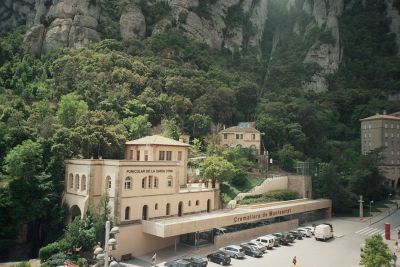 De to bjergbanestationer ved Montserrat