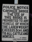 Skilt ved Cavenagh Bridge