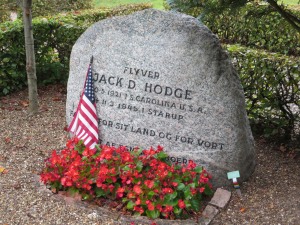 Gravsten over Jack D. Hodge